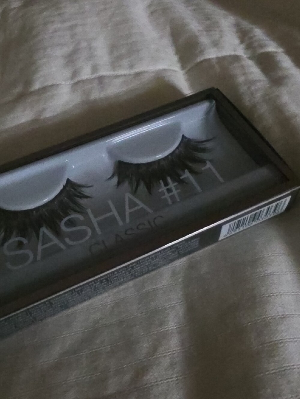 HUDA BEAUTY Sasha #11 Classic False Lashes - Picture 2 of 5